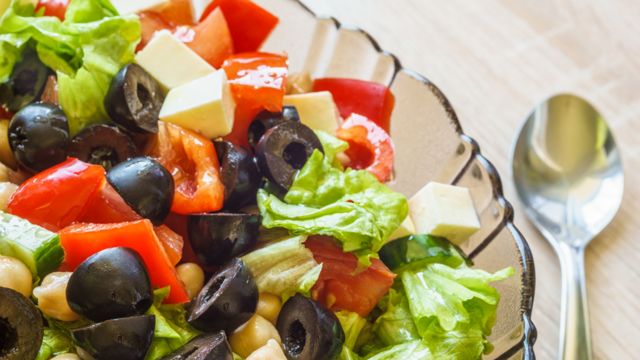 Plato de ensalada con tomate, lechuga, queso y aceitunas