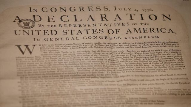 نسخة من إعلان استقلال الولايات المتحدة في معرض أقيم في المكتبة البريطانية في لندن عام 2015 للاحتفال بمرور 800 عام على وضع الملك جون ختمه على الوثيقة