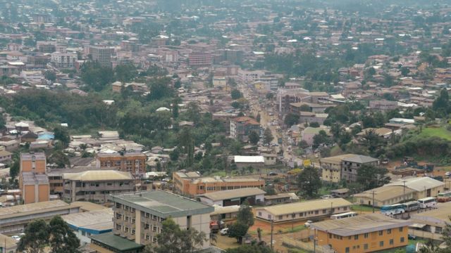 Une vue aérienne de la ville de Bamenda
