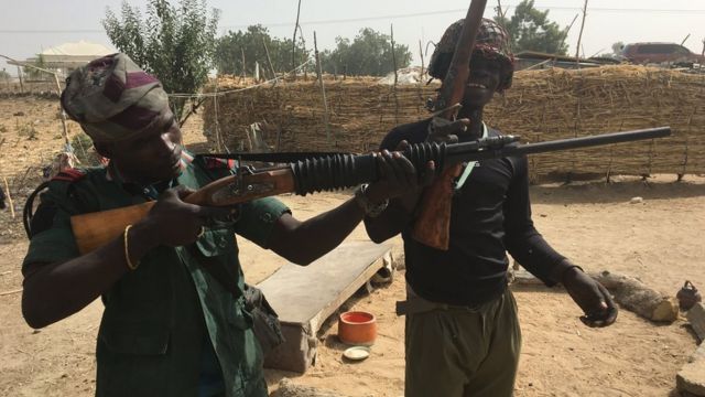 Hombres con armas en Nigeria.