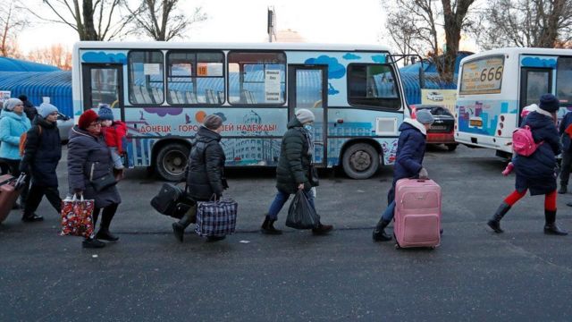واستقل بعض الأشخاص حافلات بعدما صدرت أوامر لسكان مدينة دونيتسك بالإخلاء