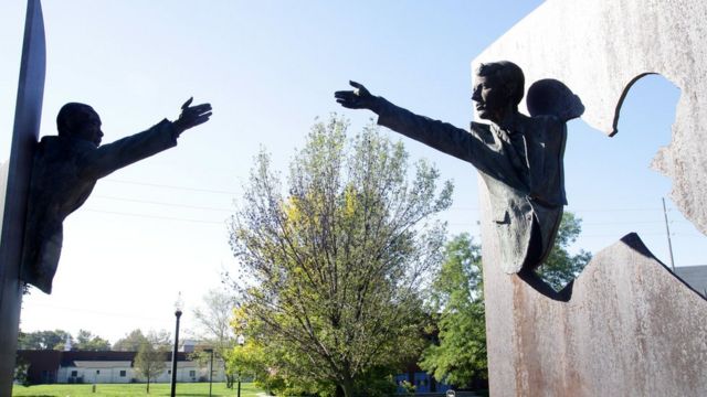 Esculturas de Martin Luther King Jr. y Robert Kennedy en un parque en Indianapolis.
