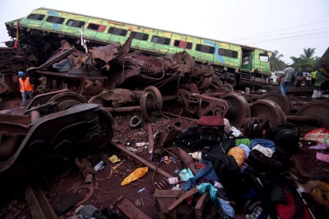 أمتعة ركاب ملقاة بجوار مقطورة متضررة بعد اصطدام مميت بين قطارات، في منطقة بالاسور، في ولاية أوديشا الشرقية، الهند، 3 يونيو/ حزيران 2023