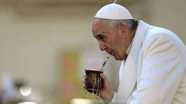 El Papa Francisco tomando mate.