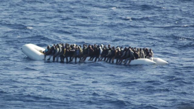 Ifoto yo mu kwa gatatu 2016 yerekana abimukira bagire bashike kw'izinga rya Lampedusa mu Butaliyano
