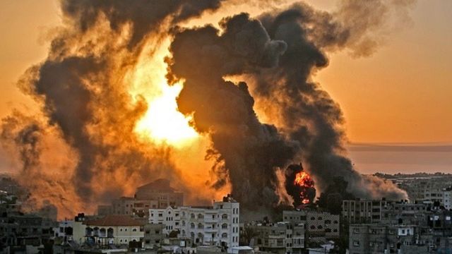 Gazzeliler, İsrail'in saldırılarını anlatıyor: 'Burada güvenli bir yer yok,  evde oturup dua ediyoruz'  BBC News Türkçe
