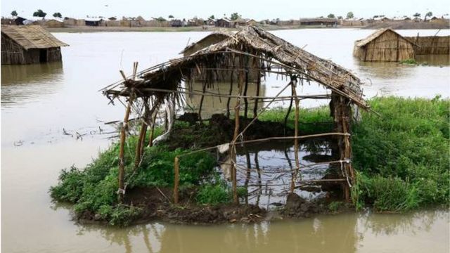 مياه الفيضانات في السودان تغمر أكواخ لاجئين من جنوب السودان في ولاية النيل الأبيض.