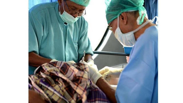 Des médecins pratiquent une vasectomie sur un Balinais à Gianyar, sur l'île de Bali, le 13 novembre 2015.