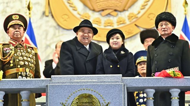 کیم جونگ اون و کیم جو آئه در رژه نظامی در میدان کیم ایل سونگ به مناسبت هفتاد و پنجمین سالگرد تأسیس ارتش خلق کره، فوریه ۲۰۲۳