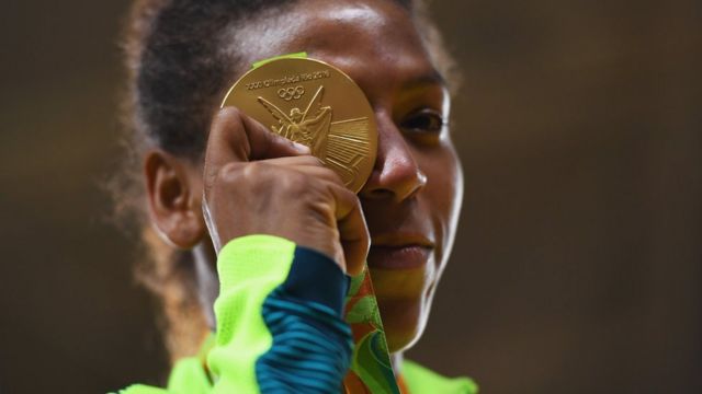 Para jornalista, é normal que pessoas se apeguem a heróis olímpicos, como Rafaela Silva, em momento conturbado do país