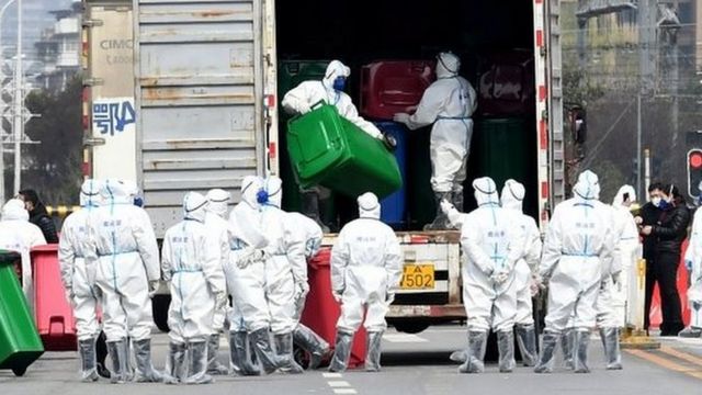Zespół dezynfekcji na rynku Huanan w Wuhan