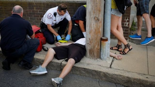 Vítima de overdose sendo atendida por paramédicos nos arredores de Boston, em foto de 2017