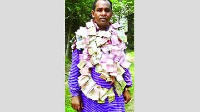 নির্বাচিত হবার পর বাদশা মিয়াকে পরিয়ে দেয়া হয় টাকার মালা