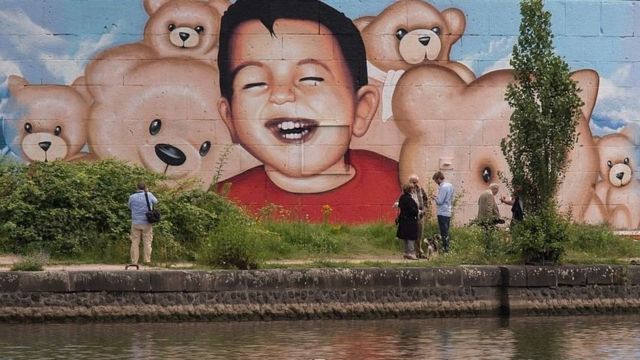Mural de Aylan Kurdi pintado en una pared en Alemania.