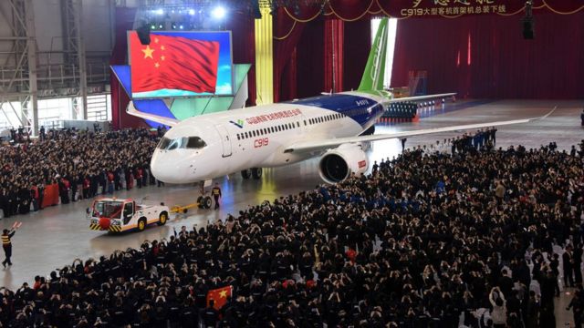 C919客机首架机在上海浦东基地厂房下线（中新社图片2/11/2015）