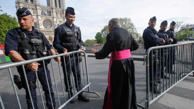 Notre-Dame Papazı Patrick Chauvet polis barikatını aşıp kiliseye girerken
