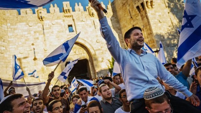 إسرائيليون يلوحون بالأعلام خارج باب العامود (15/06/21)