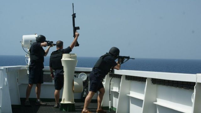حراس الأمن البحري البريطاني "يعرضون أسلحة" لصد القراصنة من جسر ناقلة تجارية في رحلة سابقة