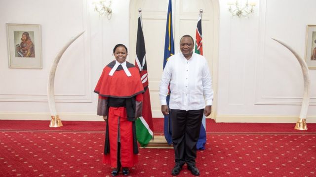 Jaji mkuu mpya Martha Koome na Rais Uhuru Kenyatta kulia