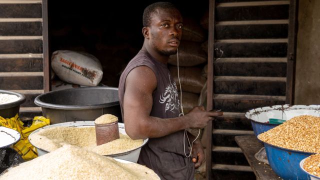 Wani dan Najeriya tsaye kusa da shinkafar da yake sayarwa a kasuwar Ajara da ke Badagry, kusa da Lagos, ranar 6 Satumba 2019