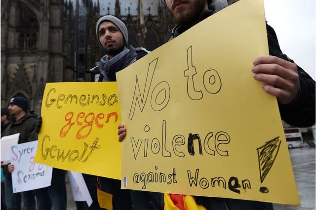 2016년 1월 독일 쾰른에서 일어난 난민 성범죄에 시위하는 난민들. 이 사건을 계기로 독일은 성폭력의 범주를 넓혔다