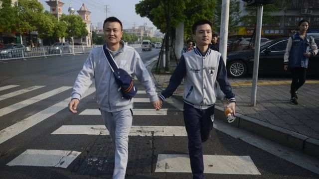 孫文林（右）與他的男朋友在湖南的法院提告，但他們敗訴。