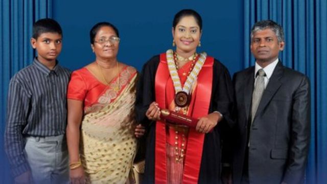 ආචාර්ය බුද්ධිමා සුබසිංහ පේරාදෙණිය විශ්ව විද්‍යාලයෙන් ආචාර්ය උපාධිය ලද දිනයේ පවුලේ සාමාජිකයන් සමග.