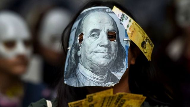 Protesta en Argentina. persona con dólar en la cara en Argentina.
