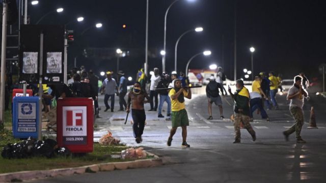 Protestos antidemocráticos com atos de vandalismo aconteceram em Brasília no dia 12 de novembro