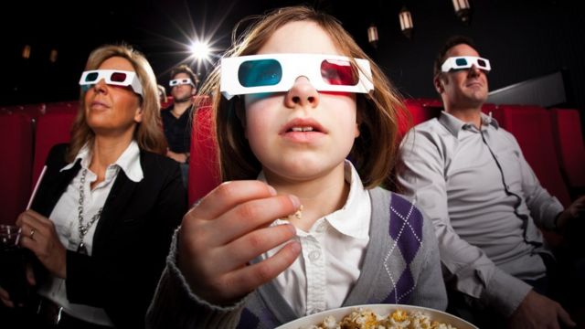 Espectadores en el cine viendo una película en 3D
