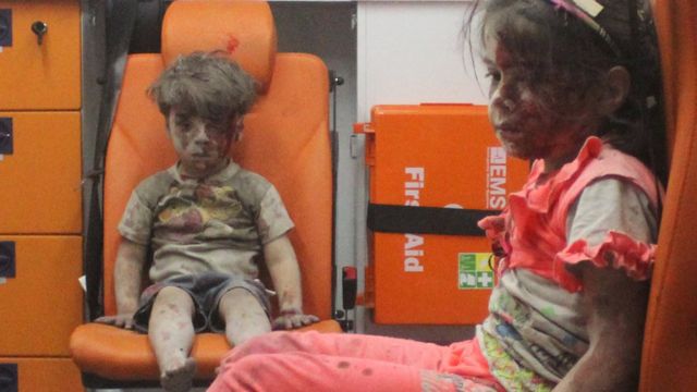 Omran Daqneesh com sua irmã em ambulância