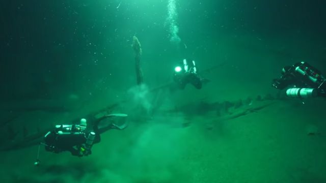 Корабль под водой, водолазы вокруг