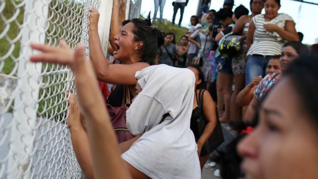 Mulheres em frente a presídio onde houve massacre de presos em Manaus