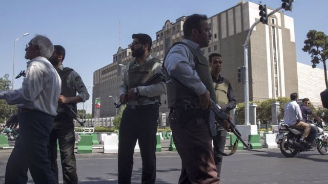 الشرطة الإيرانية خارج مبنى البرلمان