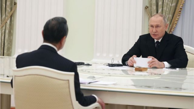 Wang Yi y Vladimir Putin.