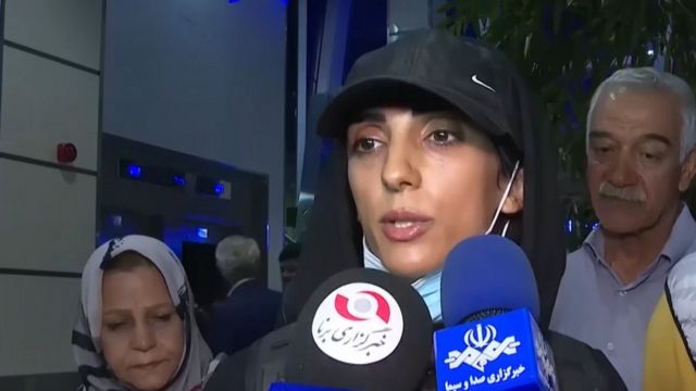 Atleta iraniana Elnaz Rekabi, que competiu sem o véu, é acolhida