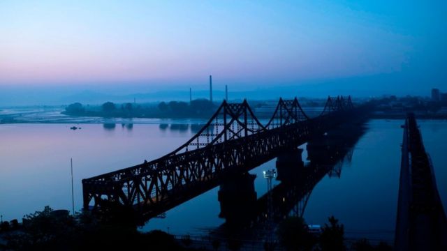 Vista del puente de la amistad, en la frontera entre Corea del Norte y China.