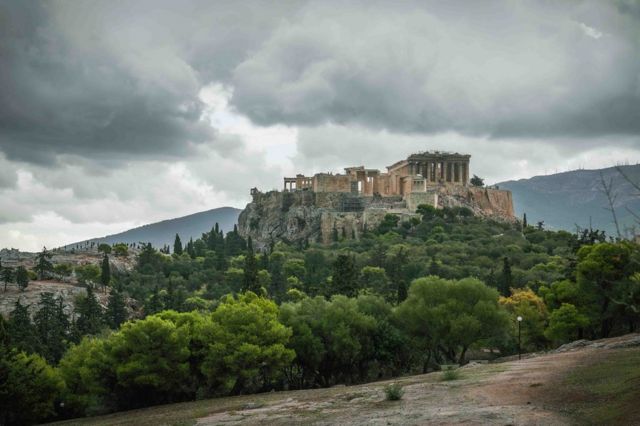 La tempête Ballos apporte le tonnerre et la foudre sur l'Acropole d'Athènes