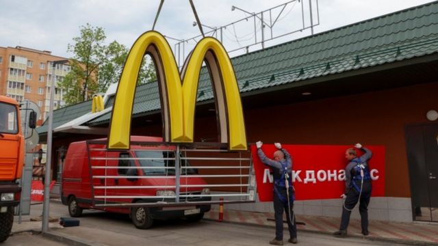 Trabajadores desmontan el logo de McDonald's en un restaurante ruso