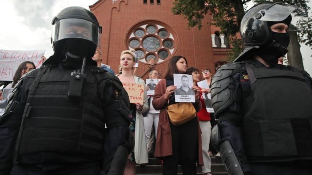 ОМОН и протестующие возле костела Симеона и Елены