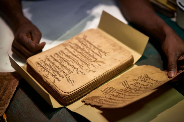مخطوطات قديمة في مركز أحمد بابا للتوثيق والبحوث التاريخية
