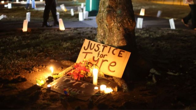 La gente asistió a una vigilia para recordar a Tyre Nichols en el Parque Tobey en Memphis.