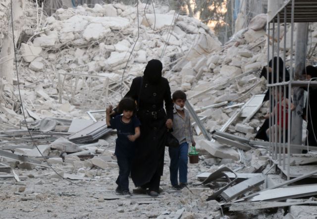 Mujer con dos niños en Alepo, Siria