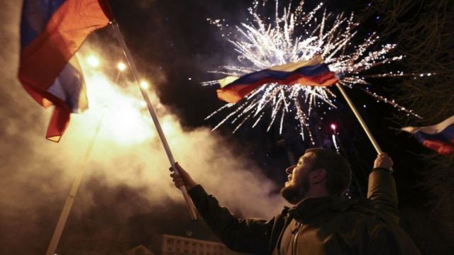 Người dân Donetsk kỷ niệm ngày Tổng thống Nga Vladimir Putin chính thức công nhận nền độc lập của Cộng hòa Donetsk