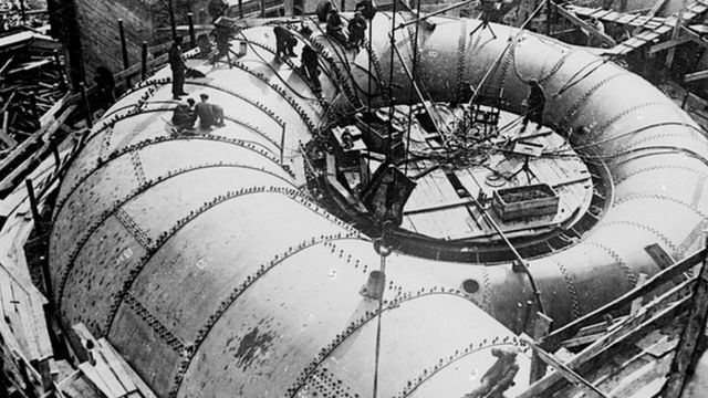 Монтаж турбины на ДнепроГЭС в 1932 году