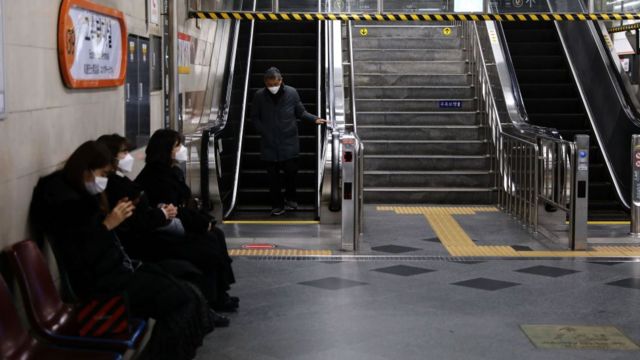 마스크를 쓰고 지하철을 기다리는 승객들