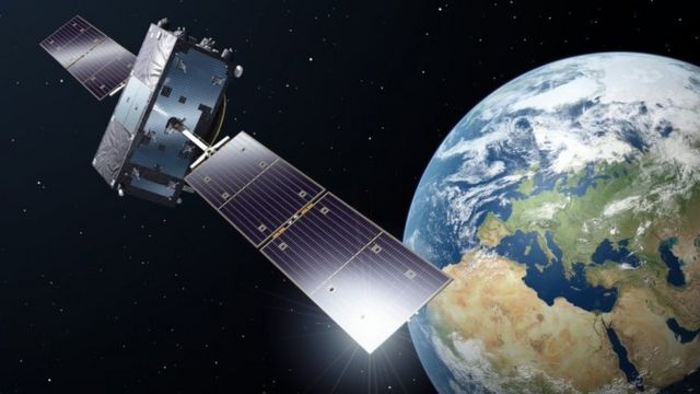 satélite en el espacio