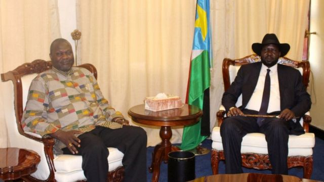 Abarongozi ba Sudani y'epfo, Riek Machar (i bubamfu) aserukiye abatavuga rumwe na leta na Salva Kiir (i buryo) umukuru w'igihugu