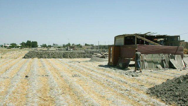 Уйи бузилганлар товон пулини кутиб чайлада яшаётган бўлган