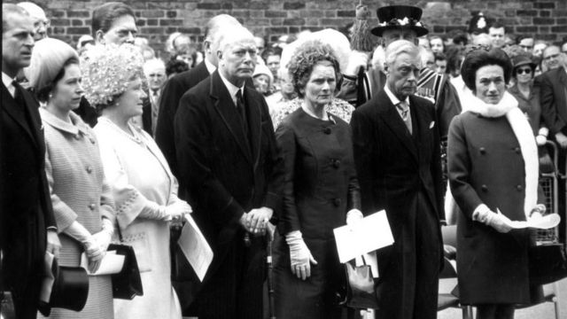 Семья Виндзоров на церемонии открытия мемориальной доски в честь королевыы Мэри